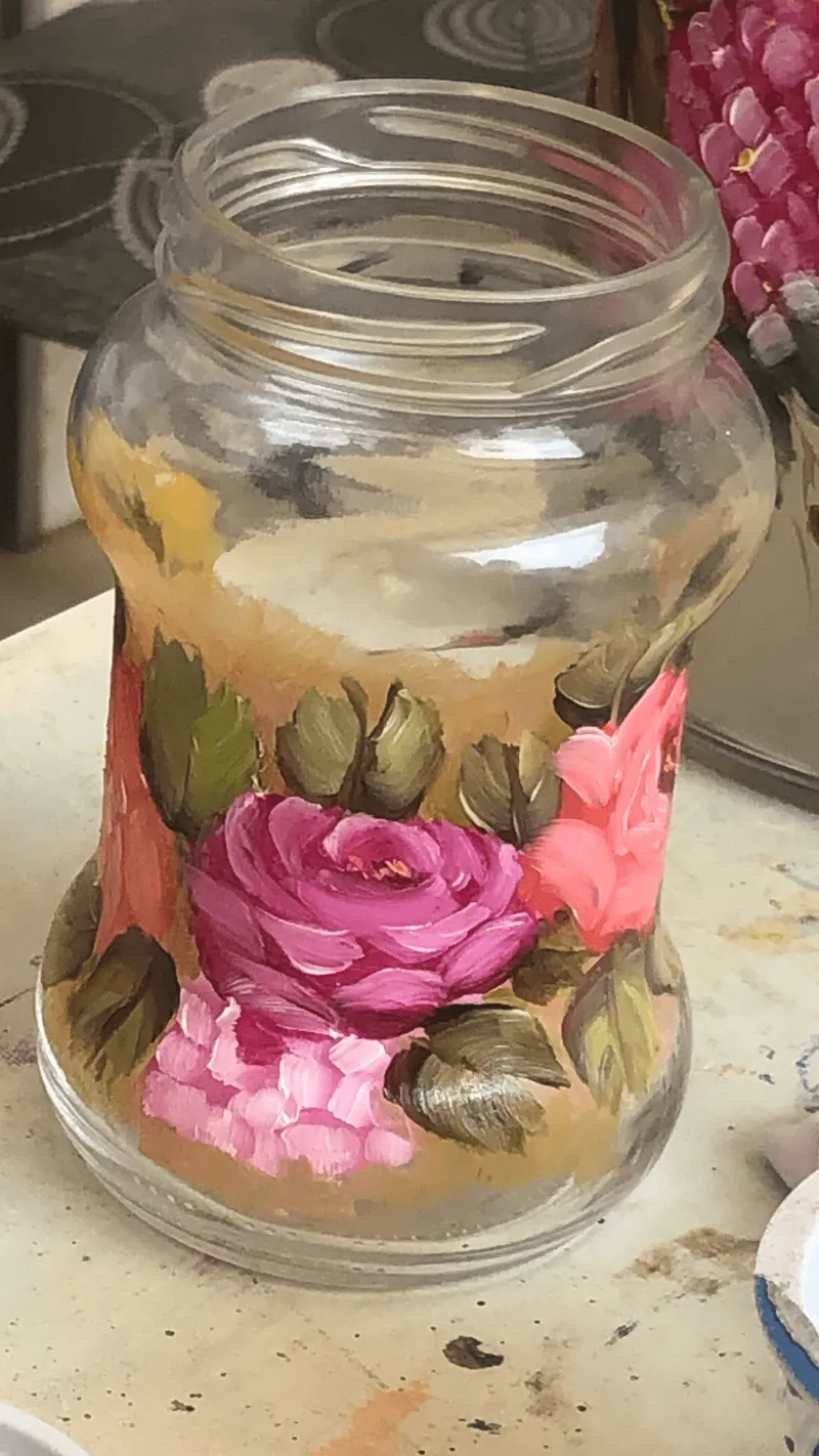 Pote de vidro com rosas pintado por aluna durante a aula online