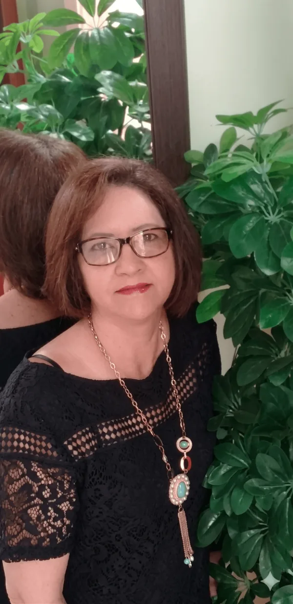 Sirlei Pontes, artista pl&aacute;stica e professora de pintura em vidro